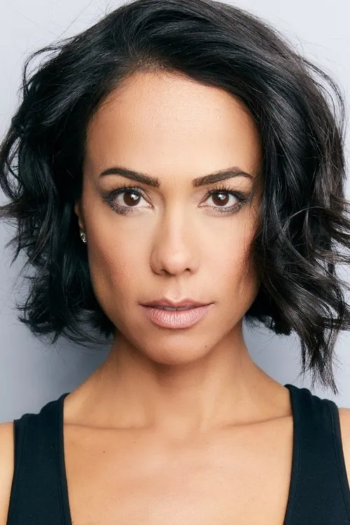 Daya Vaidya interpretando a Glenda