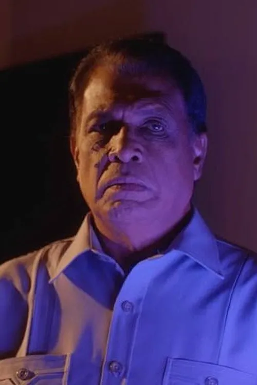 Dayadewa Edirisinghe interpretando a 