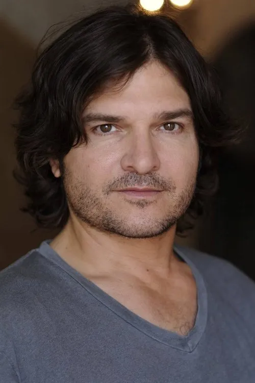 Dayton Knoll interpretando a Scott