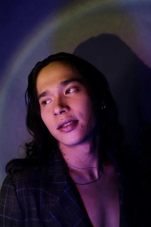 Dea Aditya interpretando a Tora