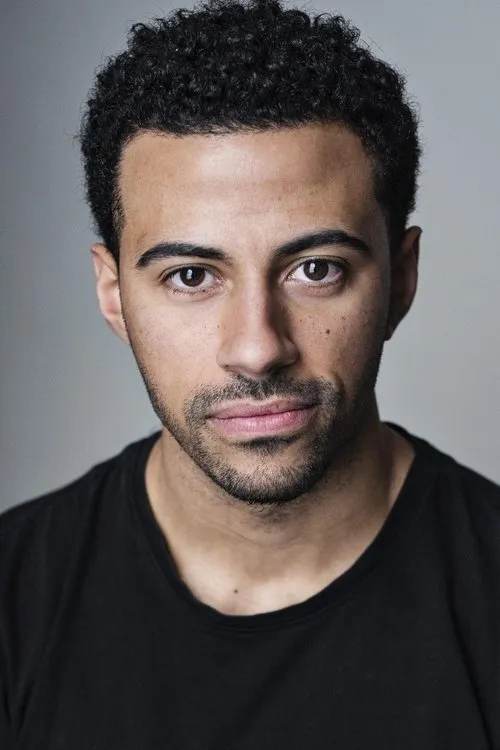 Dean Fagan interpretando a Mikey Craig