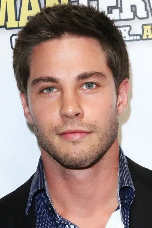 Dean Geyer interpretando a Brad