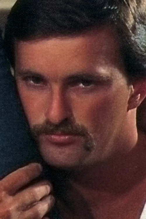 Dean Heddon interpretando a (segment 