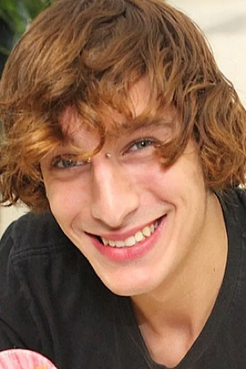 Dean Holland interpretando a 