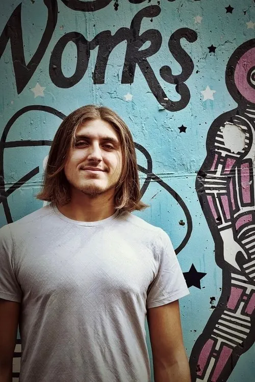 Dean Lee Bomar interpretando a Emerson