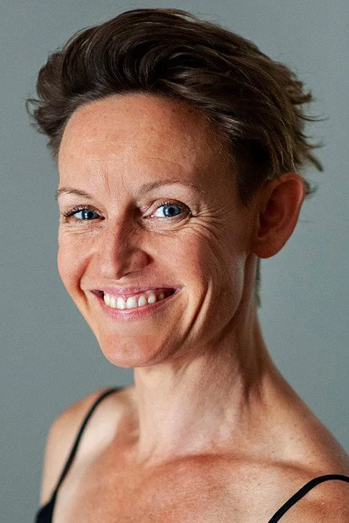 Holly Hargreaves ha trabajado con Deanna Cooney en 1 ocasiones