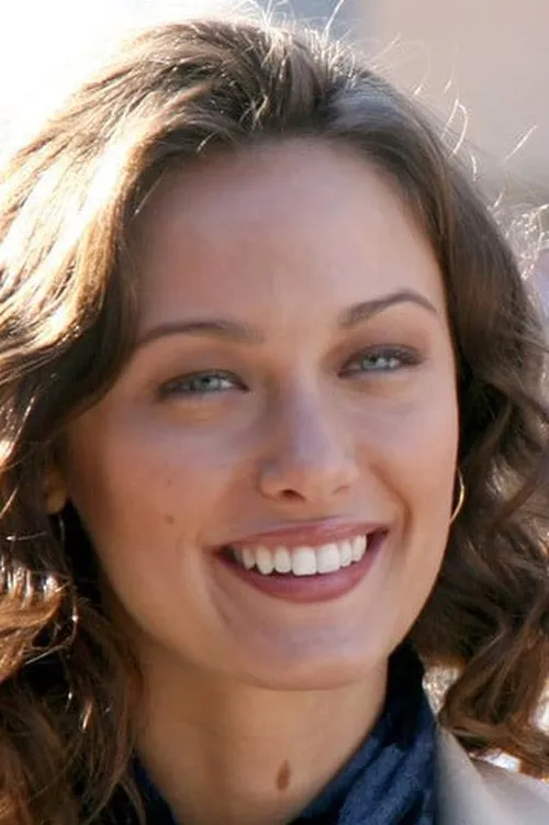 Deanna Russo interpretando a Emily Edmonds