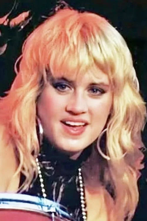 Debbi Peterson interpretando a Vocals & Drums