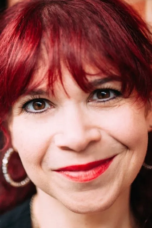 Debbie Chazen interpretando a Fanny Squeers