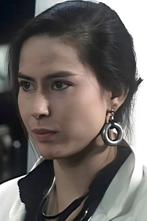 Deborah Sims interpretando a Mrs Lei