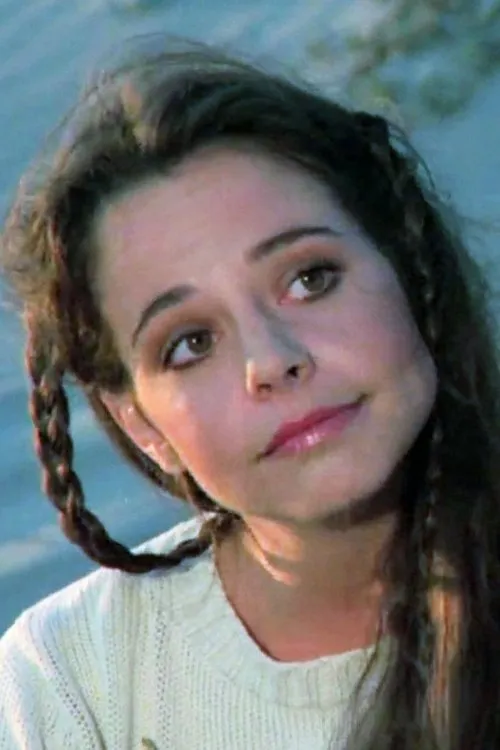 Debra Blee interpretando a Mia Vunk