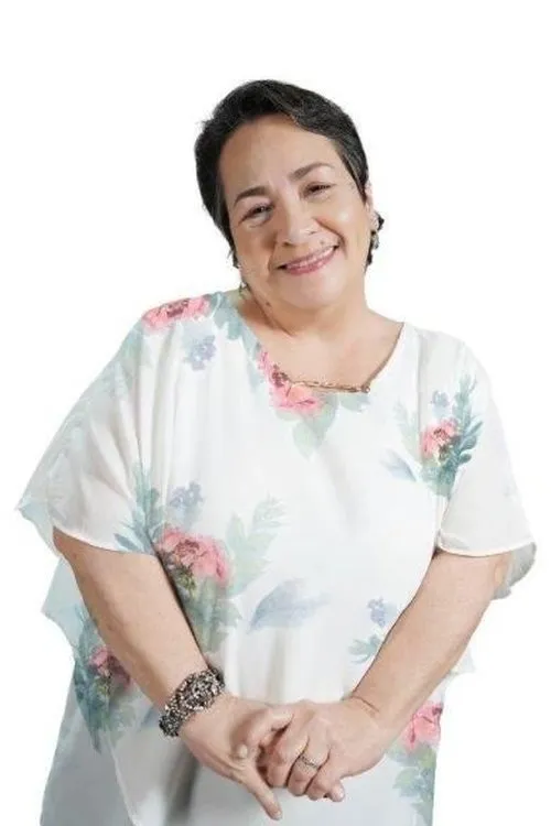 Debraliz interpretando a Asst. Manager