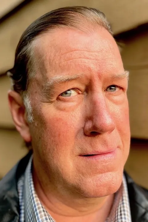 Declan O'Reilly interpretando a Jake