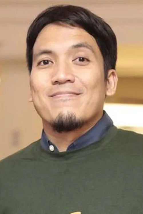 Deddy Mahendra Desta interpretando a Radio Announcer (voice)