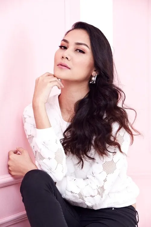 Dee Dee Nash interpretando a Emma