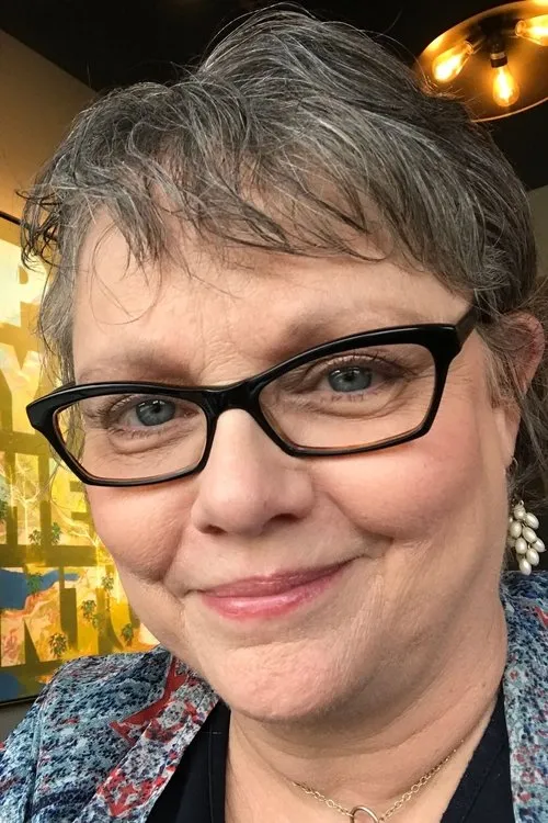 Dee Hennigan interpretando a Carly Lumpkin