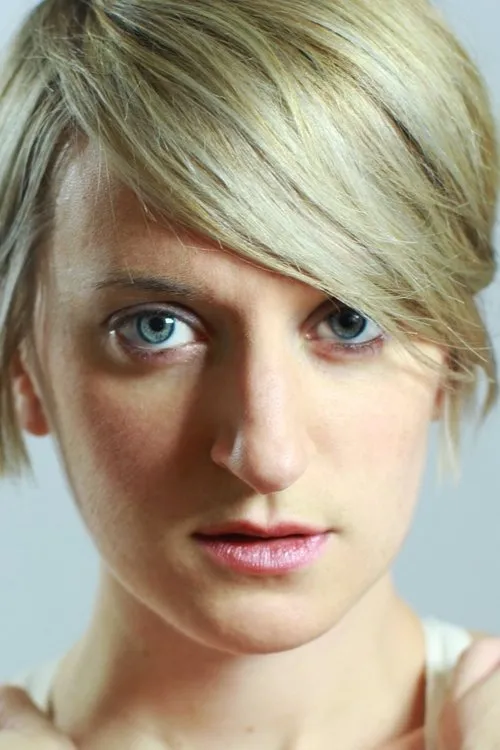 Dee Herlihy interpretando a The Photographer