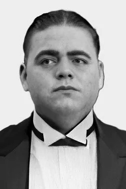 Dee Lampton interpretando a Fat Boy