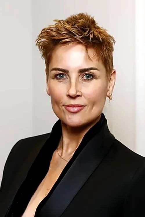 Dee Smart interpretando a Denny