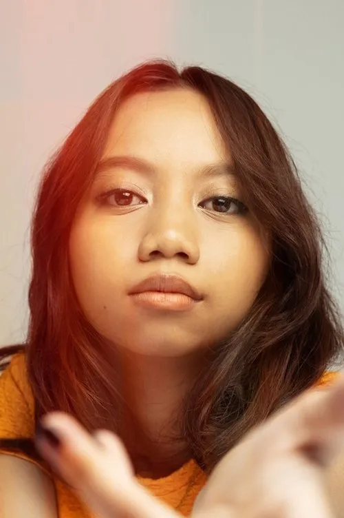 Deena Ezral interpretando a Farah