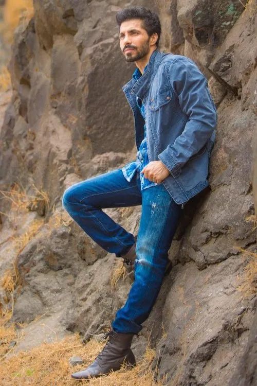 Deep Sidhu interpretando a Jora