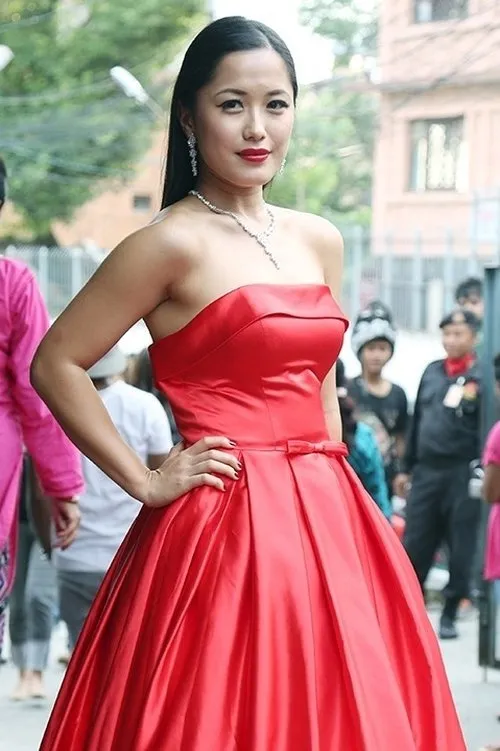 Shishir Rana ha trabajado con Deeya Pun en 1 ocasiones