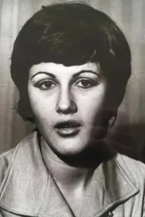 Defne Toppare interpretando a Mediha