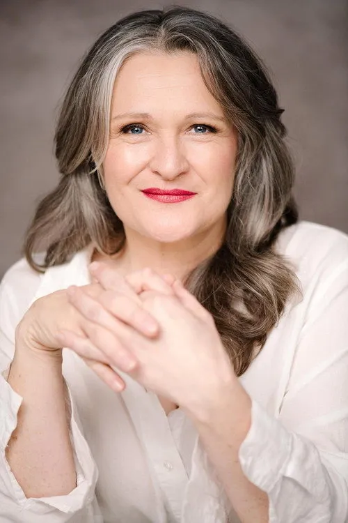Deidre Gillard-Rowlings interpretando a Violet Fleming