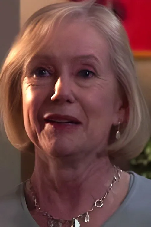 Deirdre Blades interpretando a Alisha Briggs