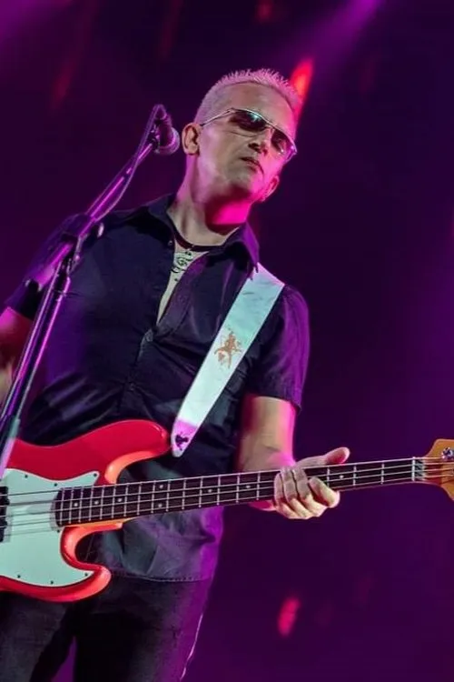Dejan Ilić interpretando a bass guitar