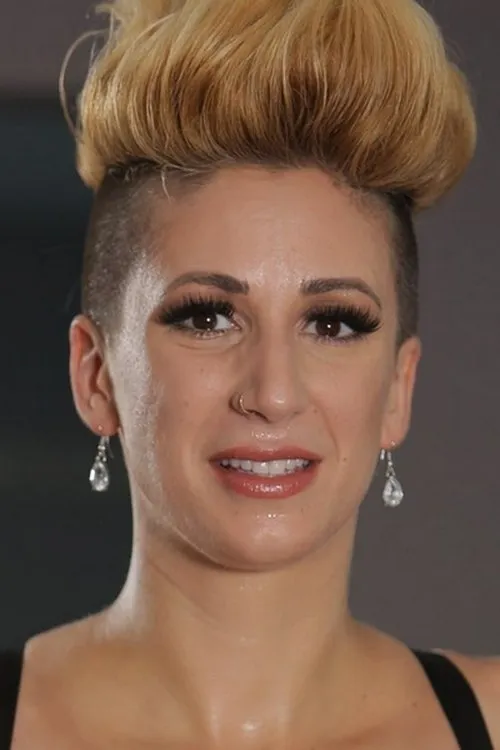 Della Dane interpretando a (archive footage)