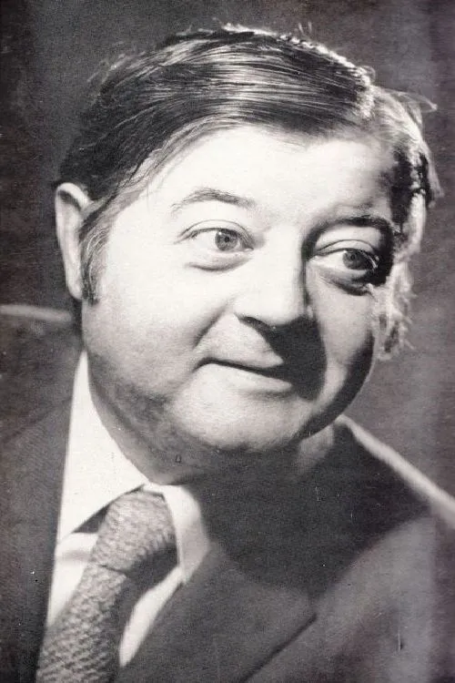 Dem Savu interpretando a Personnel Chief