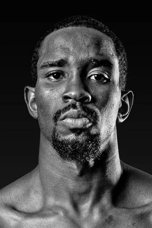 Demond Nicholson interpretando a Self