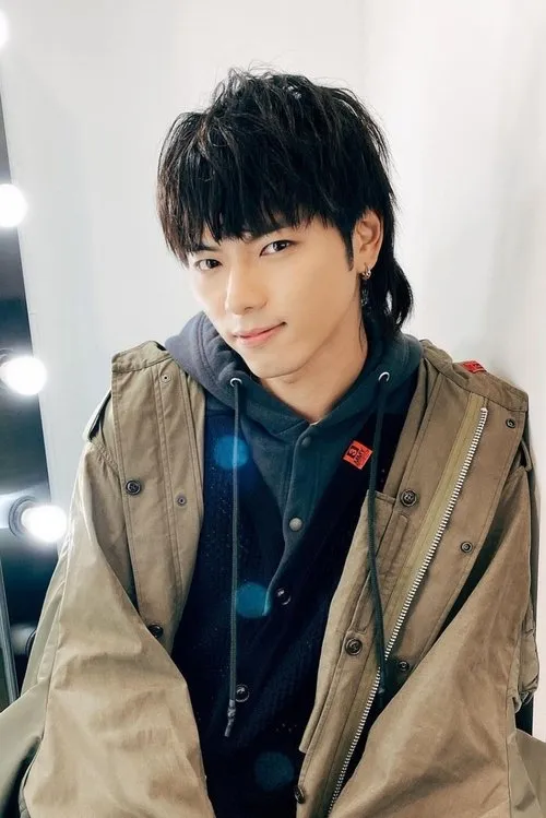 Denis Kwok interpretando a