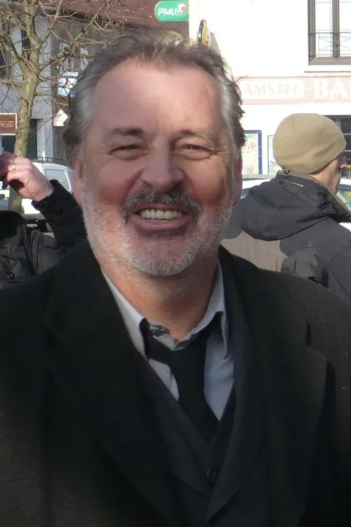 Denis Sylvain interpretando a Pierre De Beaujeu