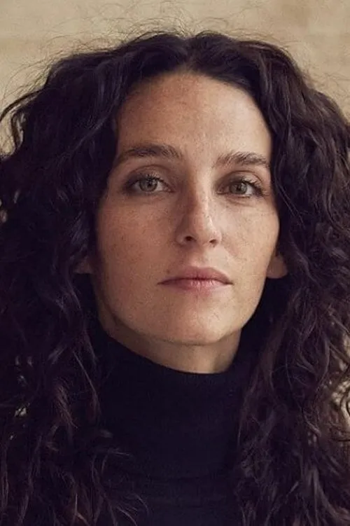 Denise Ankel interpretando a Carina