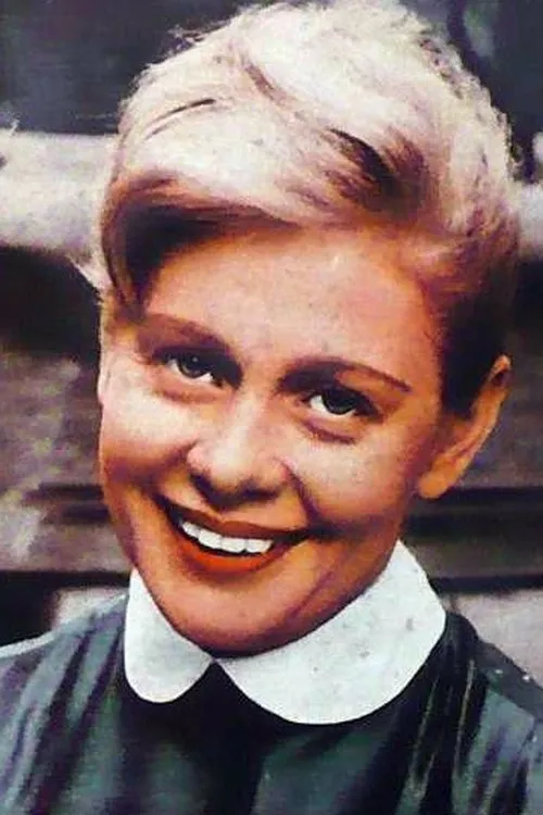 Denise Benoit interpretando a Irma