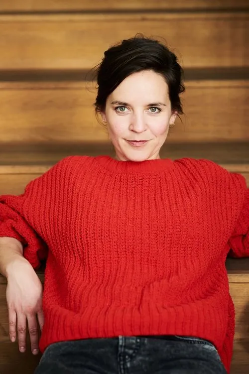 Denise Hasler interpretando a Frank