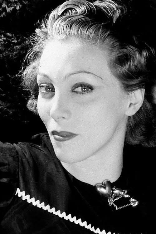 Denise Kerny interpretando a Secretary