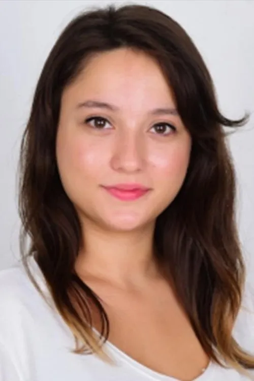 Deniz Altan interpretando a Nazli