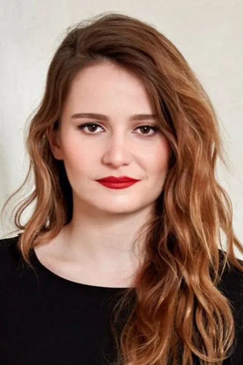 Deniz Denker interpretando a Leyla