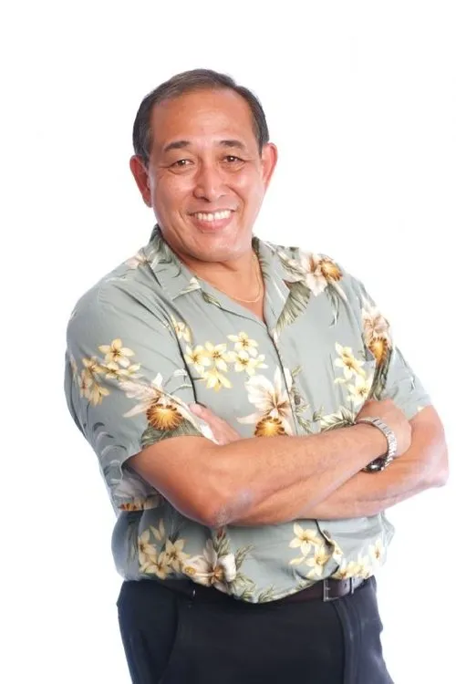 Dennis Chun interpretando a Kimo
