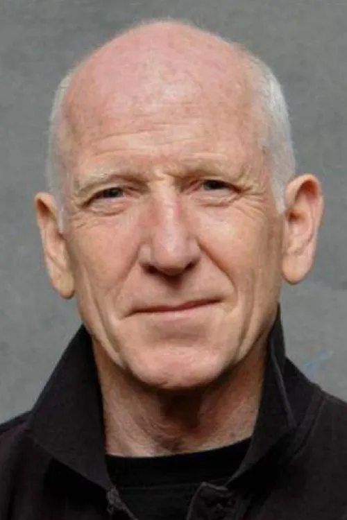 Dennis Coard interpretando a John Fawkner