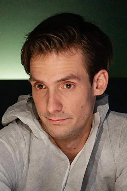 Dennis Herrmann interpretando a Robert