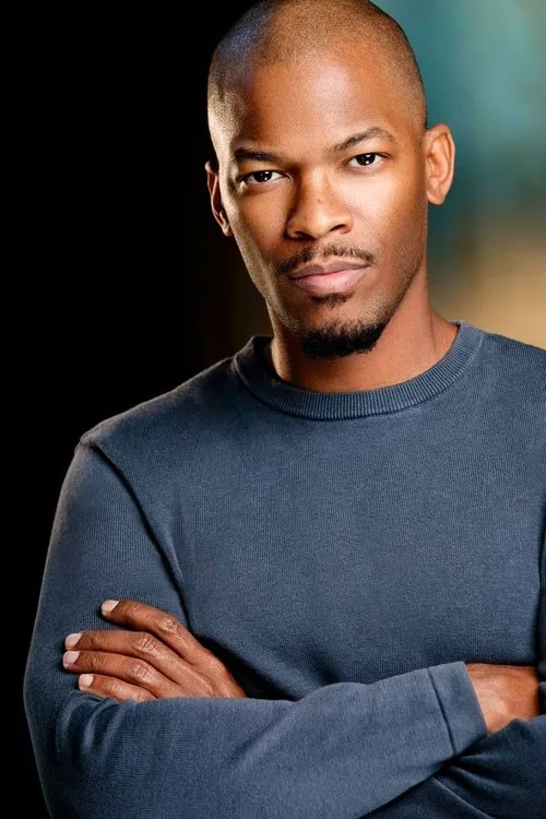 Dennis Hill interpretando a Tom