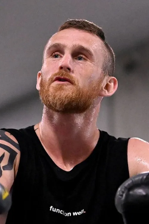 Dennis Hogan interpretando a Self