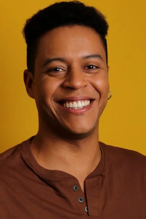 Dennis Pinheiro interpretando a João