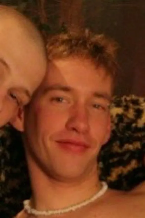 Dennis interpretando a 