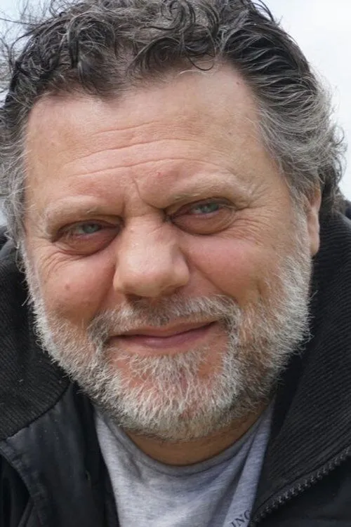 Denny Cecchini interpretando a Maurizio