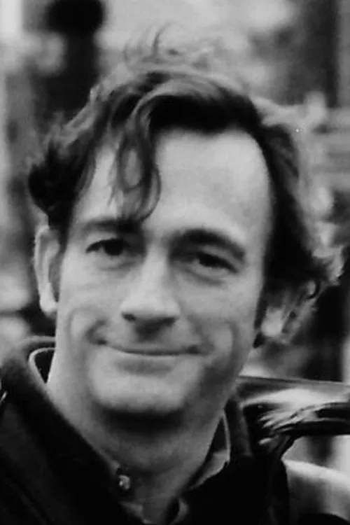 Denver John Collins interpretando a Hippie